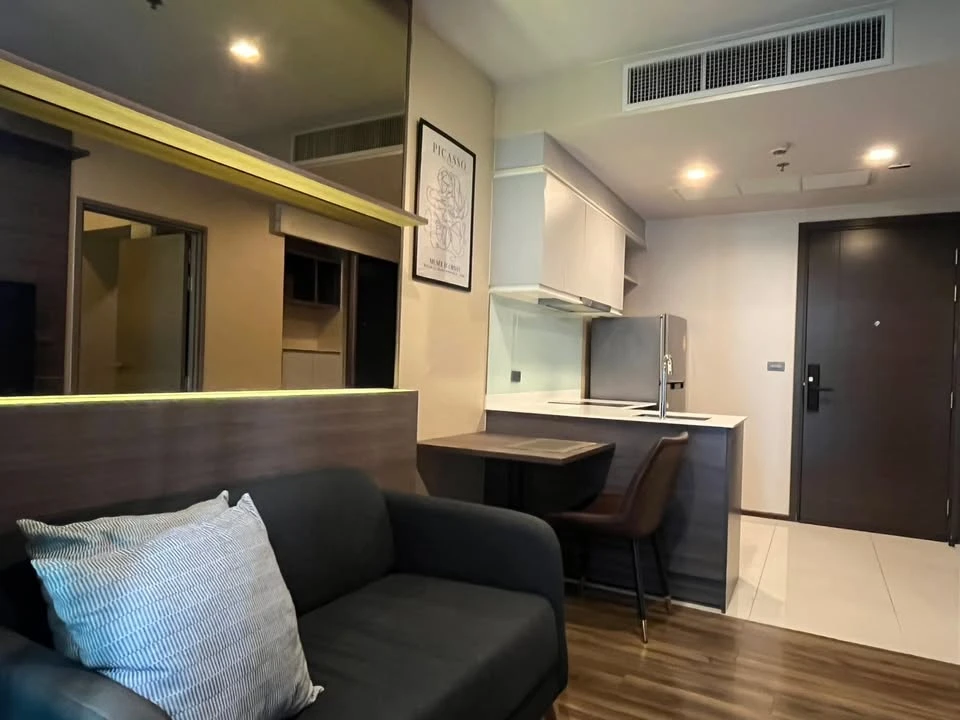 For rent: Ceil By Sansiri Ekkamai. Beautifully decorated with built-in furniture throughout, and fully equipped with electrical appliances. Book now!
