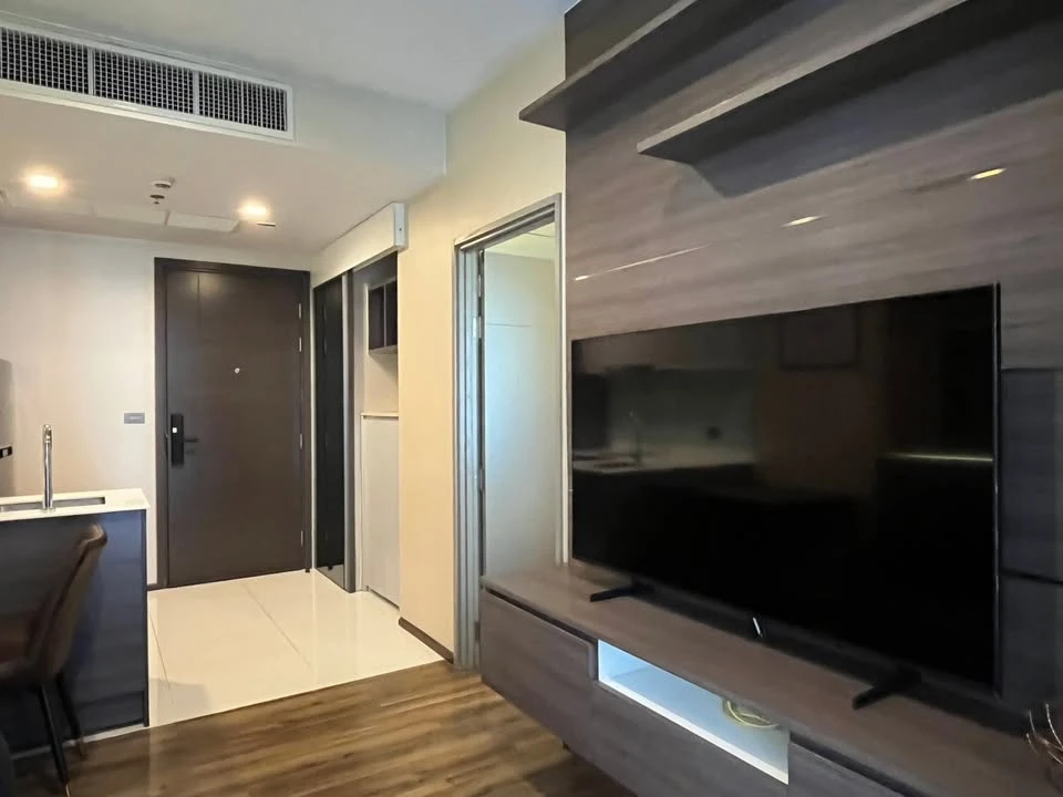 For rent: Ceil By Sansiri Ekkamai. Beautifully decorated with built-in furniture throughout, and fully equipped with electrical appliances. Book now!