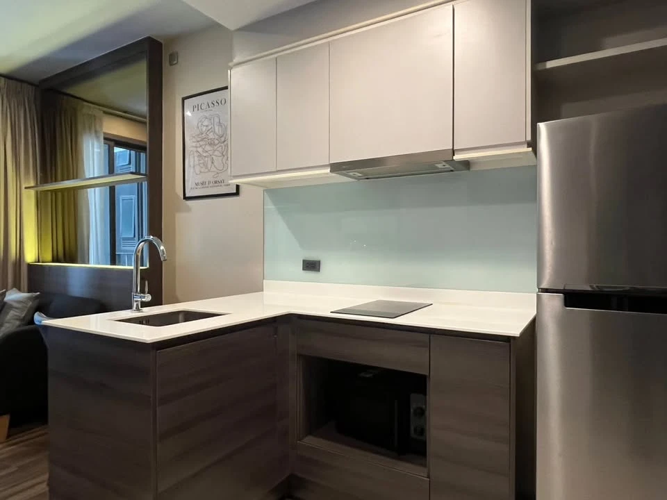 For rent: Ceil By Sansiri Ekkamai. Beautifully decorated with built-in furniture throughout, and fully equipped with electrical appliances. Book now!