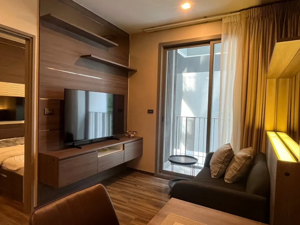 For rent: Ceil By Sansiri Ekkamai. Beautifully decorated with built-in furniture throughout, and fully equipped with electrical appliances. Book now!