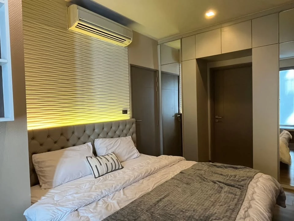 For rent: Ceil By Sansiri Ekkamai. Beautifully decorated with built-in furniture throughout, and fully equipped with electrical appliances. Book now!