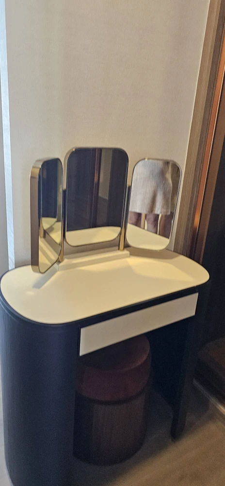 For rent: Celes Asoke, beautifully decorated, elegant and luxurious unit with spacious living area and high-quality built-in furniture. Book now!