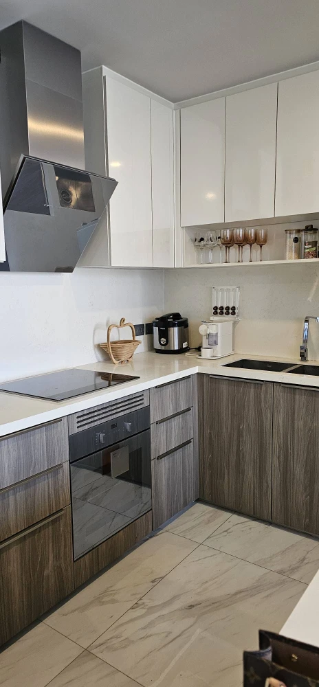 For rent: Celes Asoke, beautifully decorated, elegant and luxurious unit with spacious living area and high-quality built-in furniture. Book now!