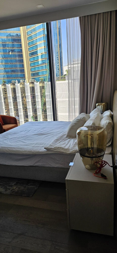 For rent: Celes Asoke, beautifully decorated, elegant and luxurious unit with spacious living area and high-quality built-in furniture. Book now!