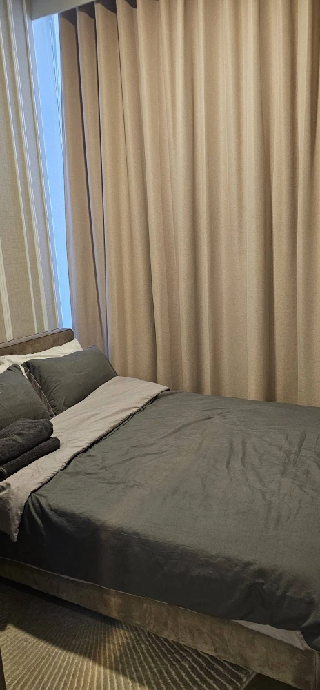 For rent: Celes Asoke, beautifully decorated, elegant and luxurious unit with spacious living area and high-quality built-in furniture. Book now!