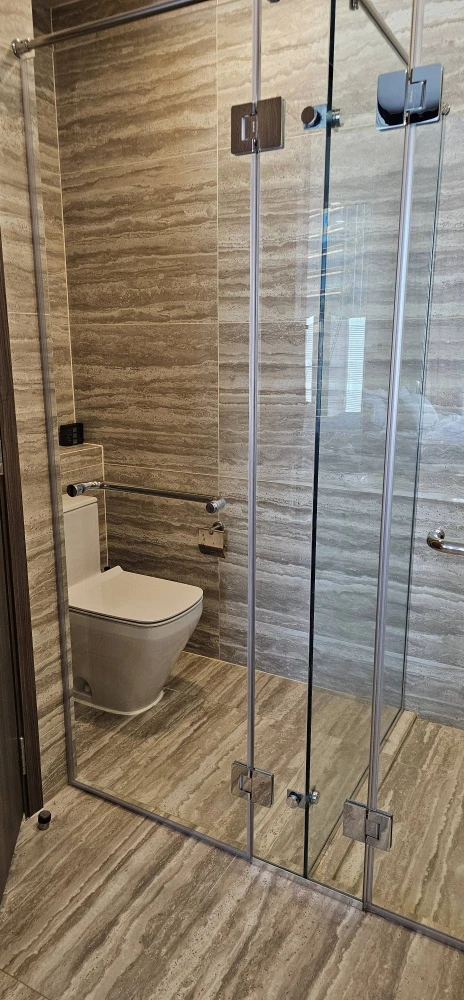 For rent: Celes Asoke, beautifully decorated, elegant and luxurious unit with spacious living area and high-quality built-in furniture. Book now!