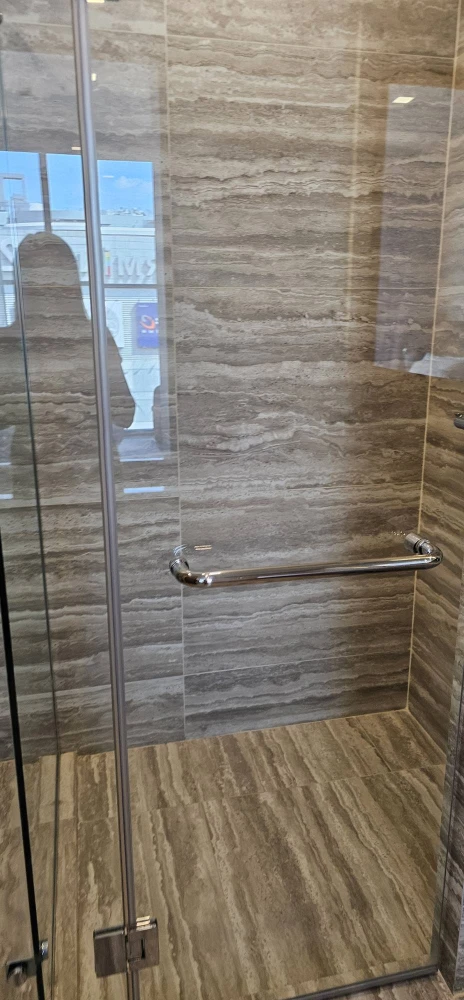 For rent: Celes Asoke, beautifully decorated, elegant and luxurious unit with spacious living area and high-quality built-in furniture. Book now!