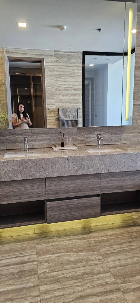 For rent: Celes Asoke, beautifully decorated, elegant and luxurious unit with spacious living area and high-quality built-in furniture. Book now!