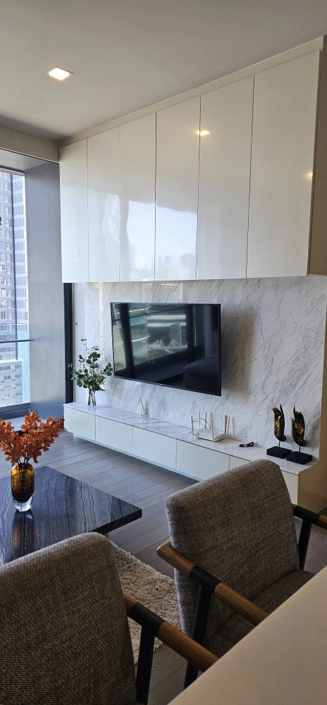 For rent: Celes Asoke, beautifully decorated, elegant and luxurious unit with spacious living area and high-quality built-in furniture. Book now!