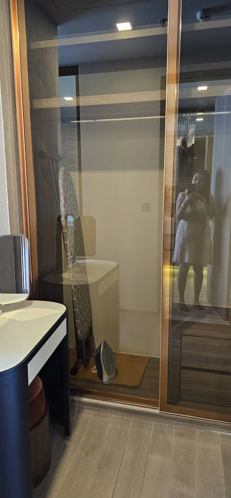 For rent: Celes Asoke, beautifully decorated, elegant and luxurious unit with spacious living area and high-quality built-in furniture. Book now!