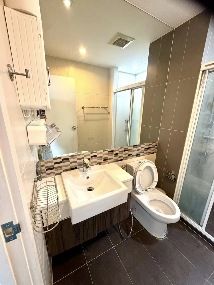For rent: Centric Ari Station, high floor unit, fully furnished, comfortable, complete amenities. Book now!