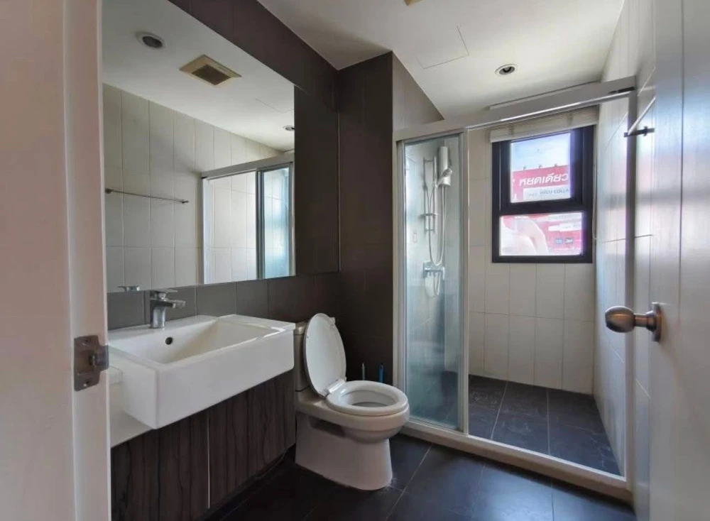 For rent: Centric Ratchada Huaikhwang, 8th floor, corner unit, fully furnished. Book now!