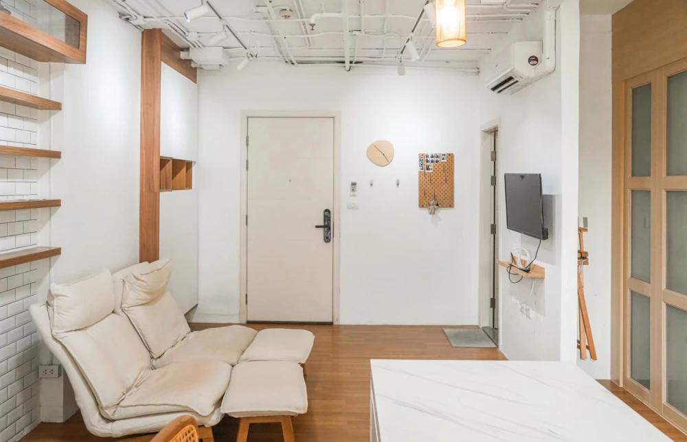 For rent: Centric Ratchada-Suthisan, beautifully decorated minimalist unit, great location, complete amenities. Book now!