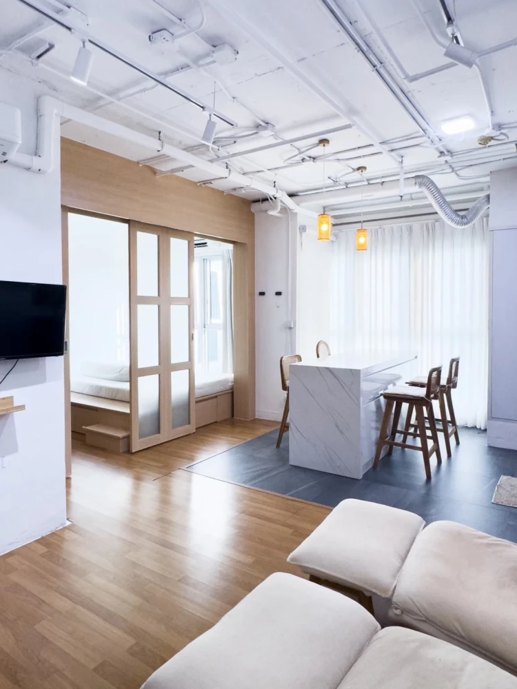 For rent: Centric Ratchada-Suthisan, beautifully decorated minimalist unit, great location, complete amenities. Book now!