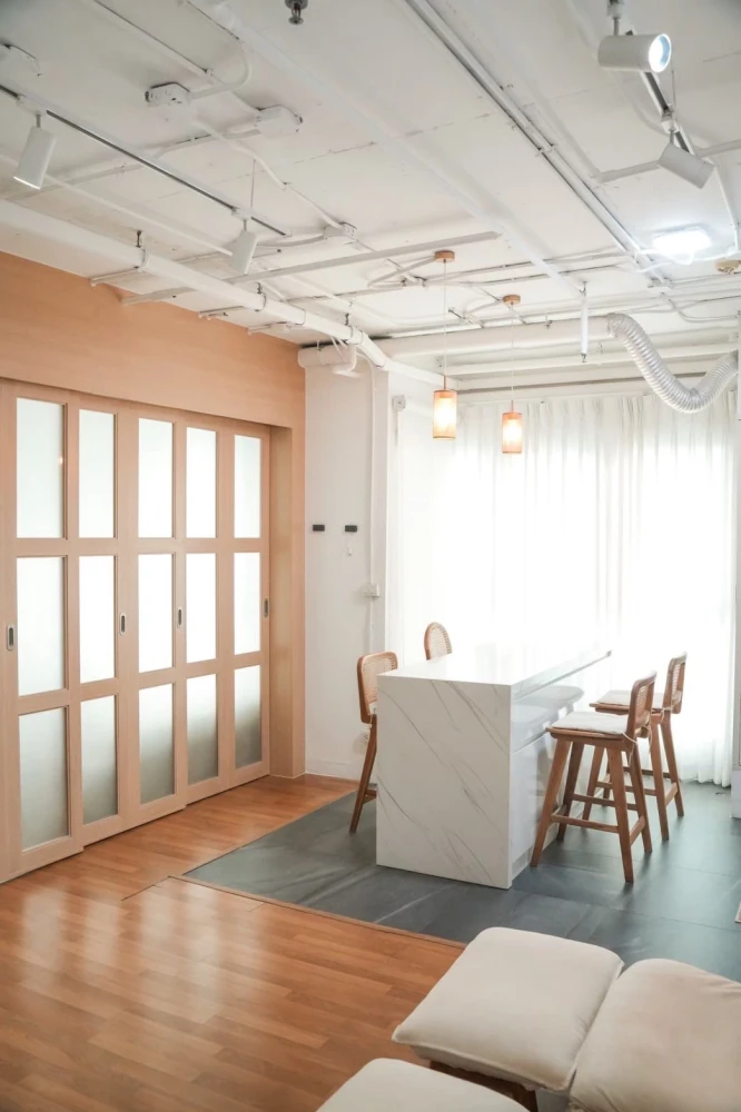 For rent: Centric Ratchada-Suthisan, beautifully decorated minimalist unit, great location, complete amenities. Book now!