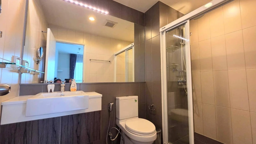 Centric Ratchada–Huai Khwang for rent, a comfortable room, decorated in a cool theme, comes with complete amenities. Reserve now!