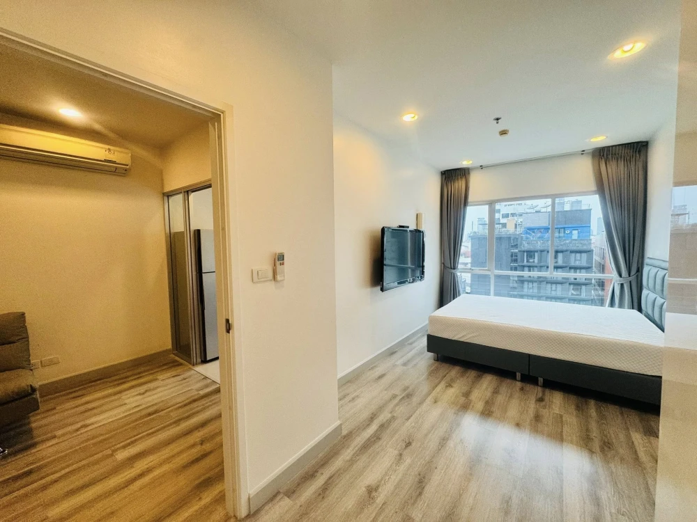 For rent: Centric Sathorn St. Louis. Spacious and comfortable room, not cramped. Fully furnished with appliances, ready to move in.