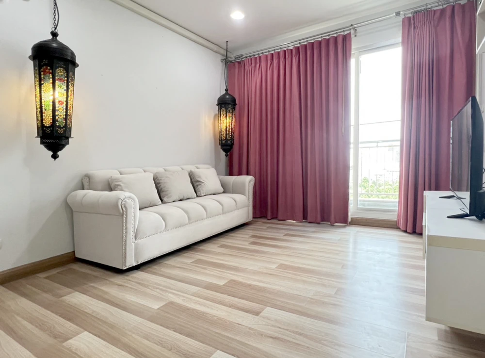For rent: Centric Scene Sukhumvit 64, private corner room with views on both sides, swimming pool view, decorated in Moroccan style, book now.