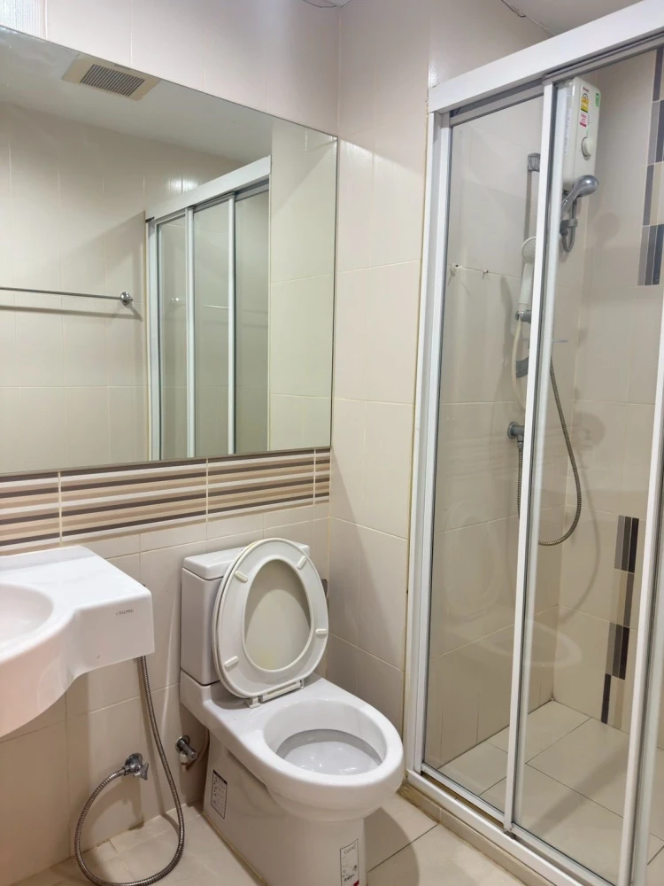 Centric Tiwanon Station for rent, 1 bedroom, 1 bathroom, good location, convenient transportation, view of the electric train, reserve now.