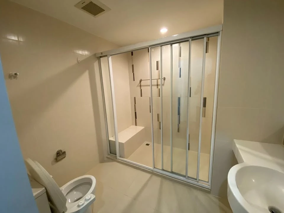 For rent: Centric Tiwanon Station, high floor unit. Spacious and comfortable. Book now!