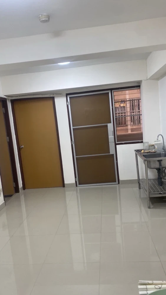For rent: Century Park Condominium, empty room, airy, spacious, good price. If interested, hurry and reserve now. Don't wait.
