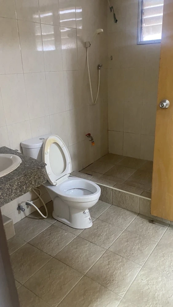 For rent: Century Park Condominium, empty room, airy, spacious, good price. If interested, hurry and reserve now. Don't wait.