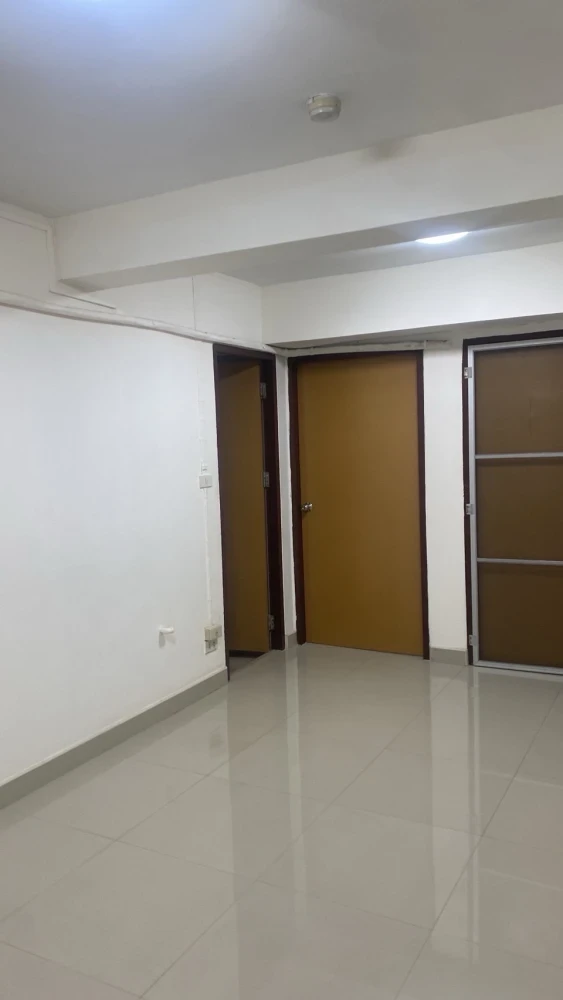 For rent: Century Park Condominium, empty room, airy, spacious, good price. If interested, hurry and reserve now. Don't wait.