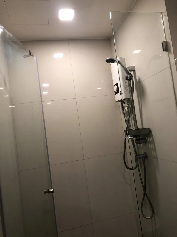 For rent: Chambers On-nut Station, 4th floor, outside view, fully furnished, reserve now, hurry!