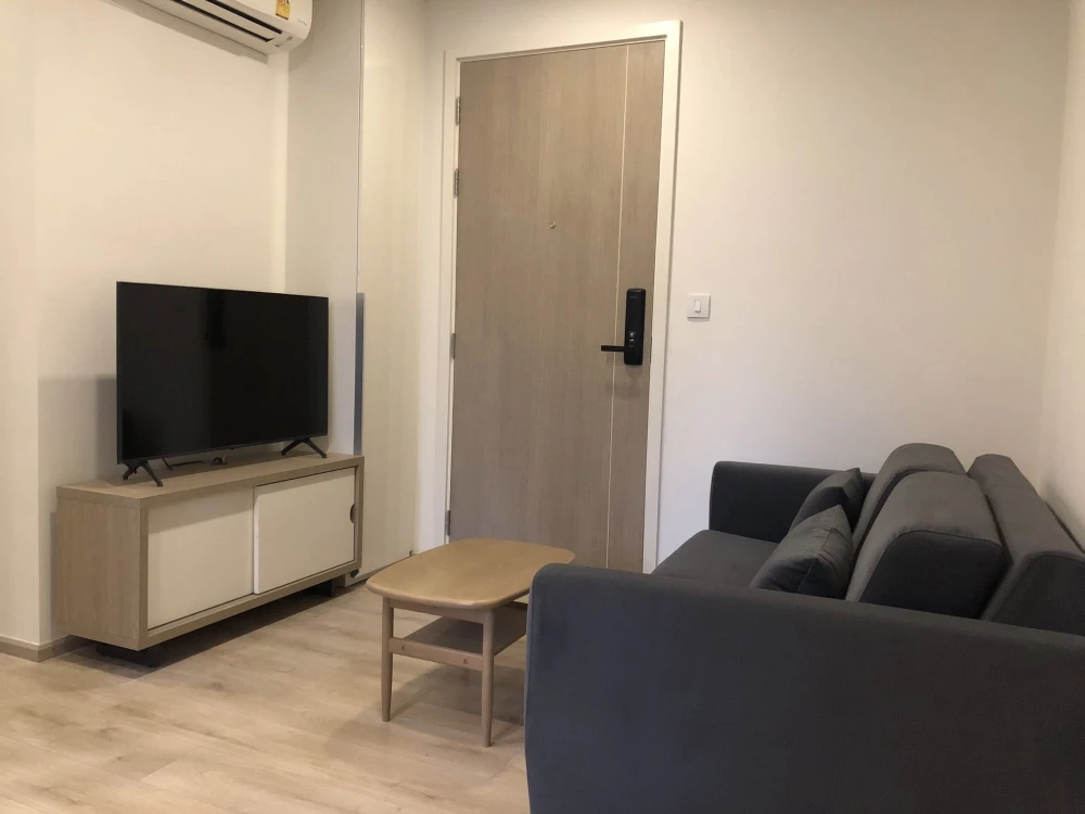 For rent: Chambers On-nut Station, 4th floor, outside view, fully furnished, reserve now, hurry!