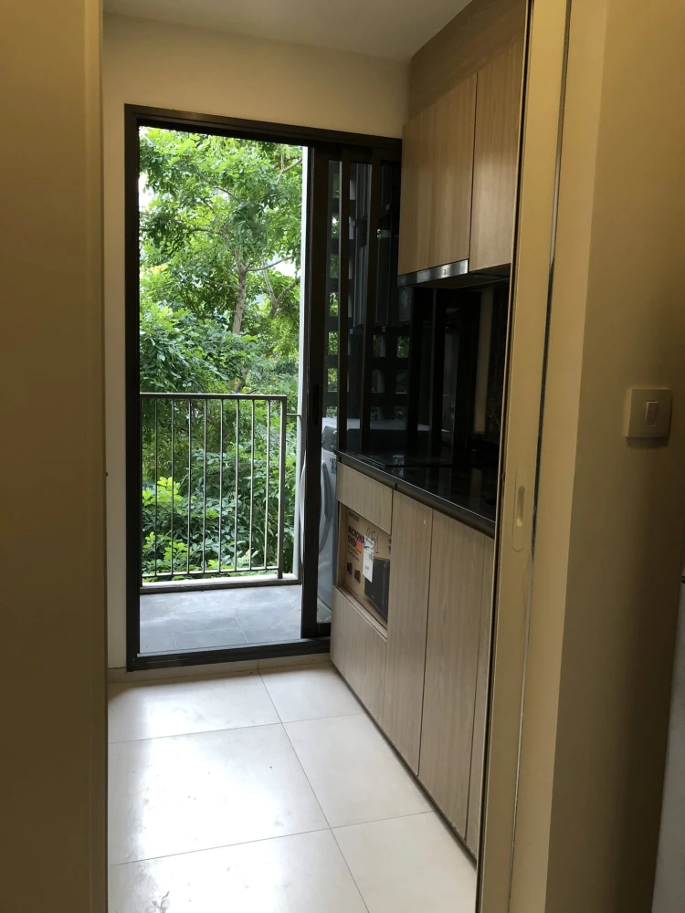 For rent: Chambers On-nut Station, 4th floor, outside view, fully furnished, reserve now, hurry!