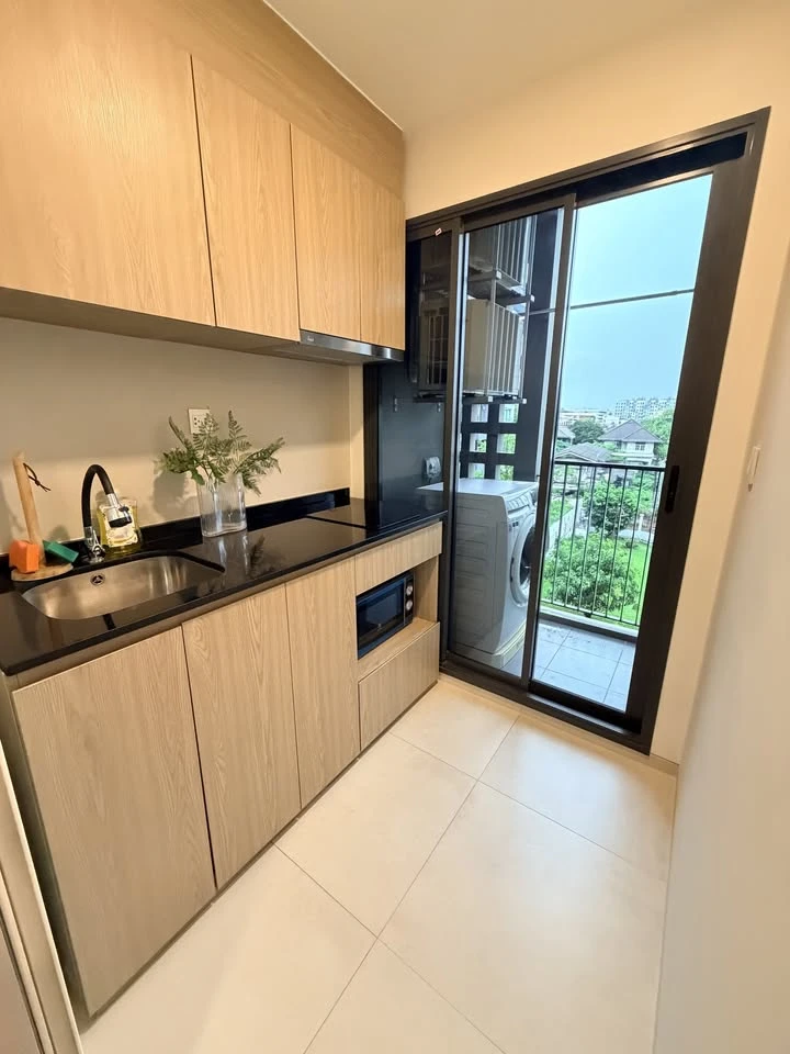 Chambers On-nut Station condo for rent, Building C, 4th floor. Private balcony with unobstructed view and good ventilation. Fully furnished with appli