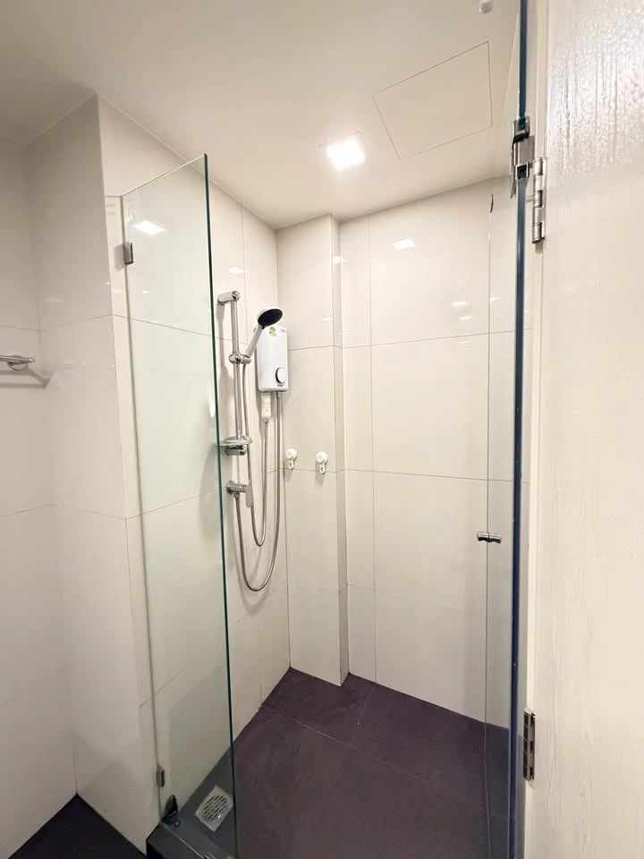 Chambers On-nut Station condo for rent, Building C, 4th floor. Private balcony with unobstructed view and good ventilation. Fully furnished with appli