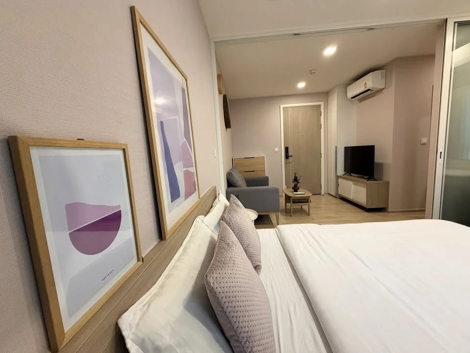 Chambers On-nut Station condo for rent, Building C, 4th floor. Private balcony with unobstructed view and good ventilation. Fully furnished with appli