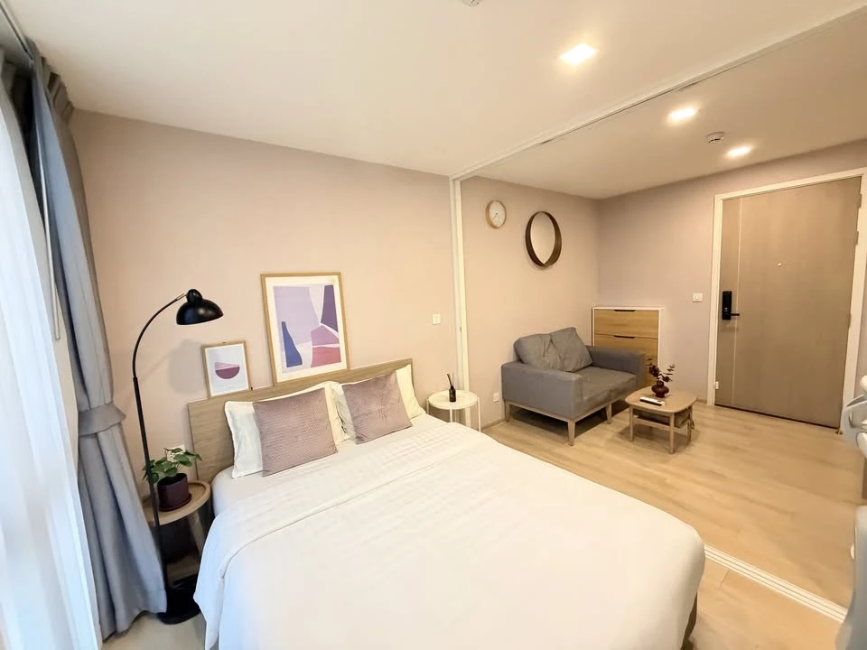 Chambers On-nut Station condo for rent, Building C, 4th floor. Private balcony with unobstructed view and good ventilation. Fully furnished with appli