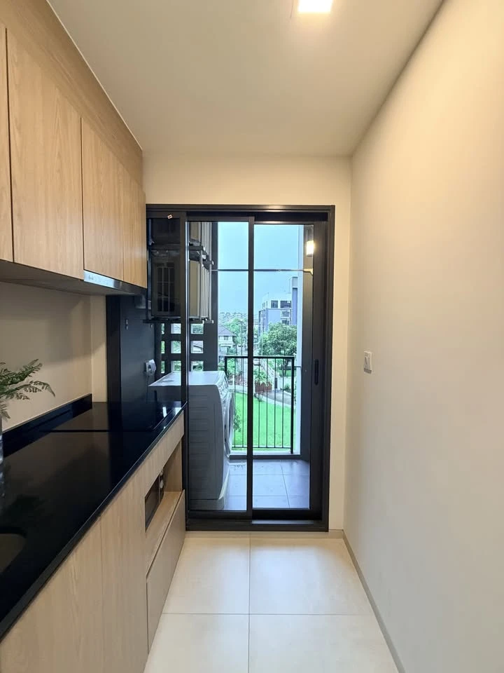 Chambers On-nut Station condo for rent, Building C, 4th floor. Private balcony with unobstructed view and good ventilation. Fully furnished with appli