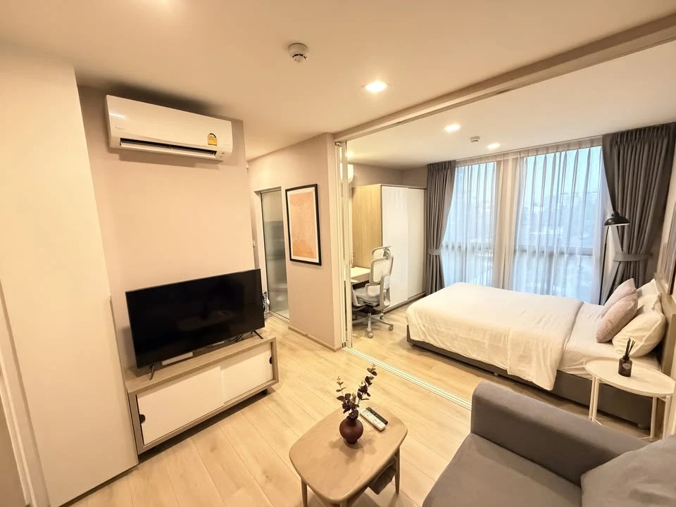 Chambers On-nut Station condo for rent, Building C, 4th floor. Private balcony with unobstructed view and good ventilation. Fully furnished with appli
