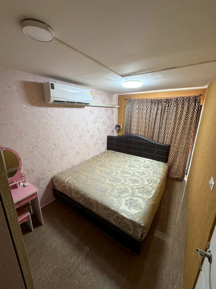 For rent: Champs Elysees Chaengwattana, 5th floor unit. High-quality wallpaper and fully furnished. Book now!