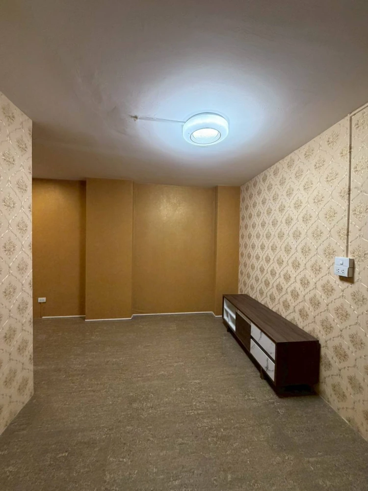 For rent: Champs Elysees Chaengwattana, 5th floor unit. High-quality wallpaper and fully furnished. Book now!