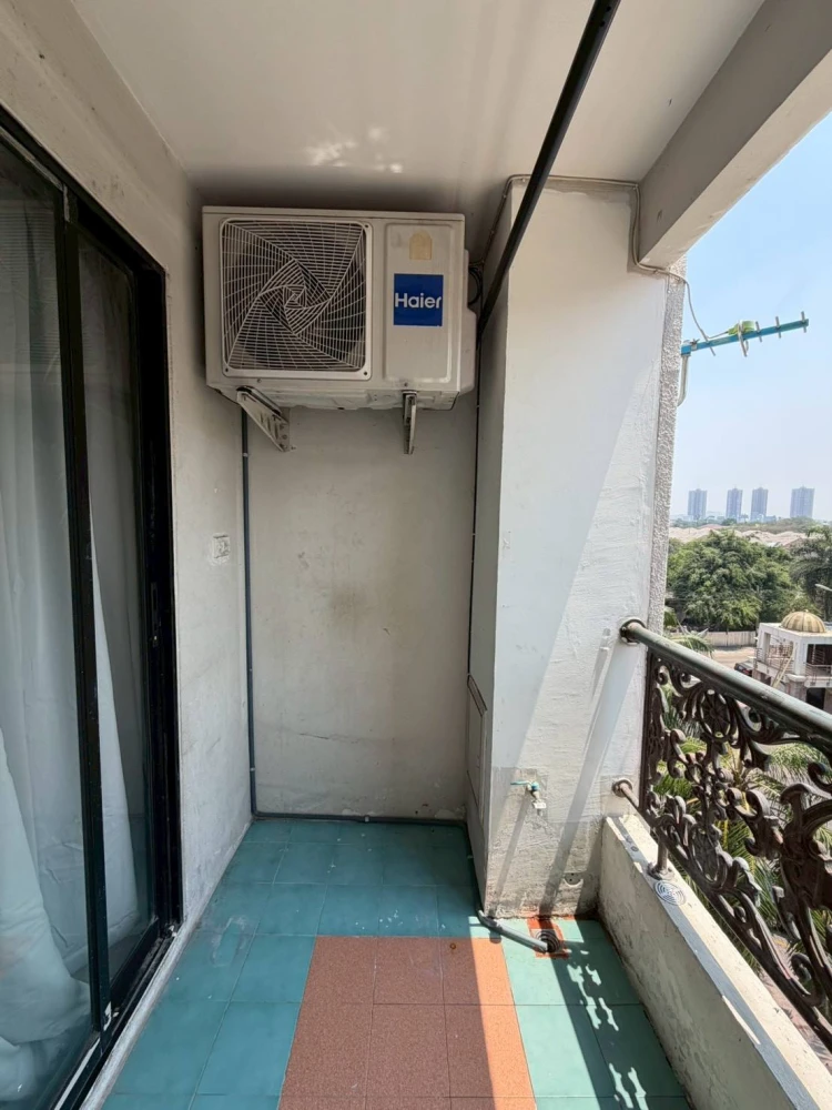 For rent: Champs Elysees Chaengwattana, 5th floor unit. High-quality wallpaper and fully furnished. Book now!