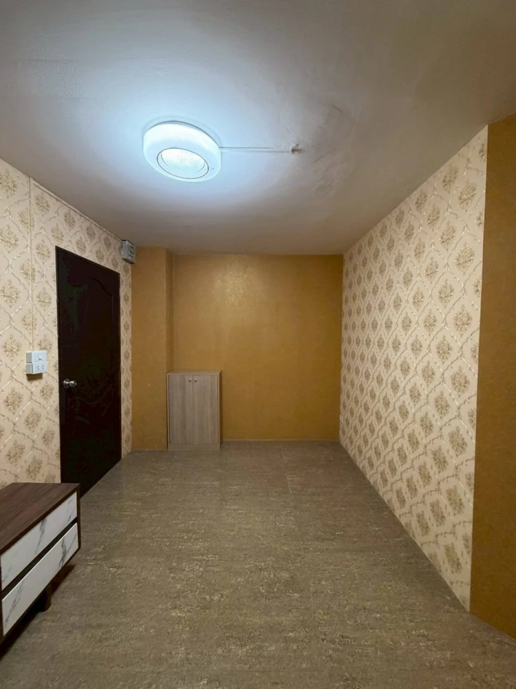 For rent: Champs Elysees Chaengwattana, 5th floor unit. High-quality wallpaper and fully furnished. Book now!