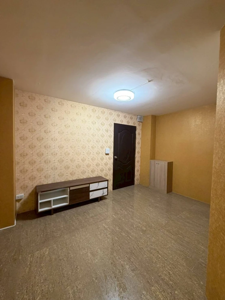 For rent: Champs Elysees Chaengwattana, 5th floor unit. High-quality wallpaper and fully furnished. Book now!