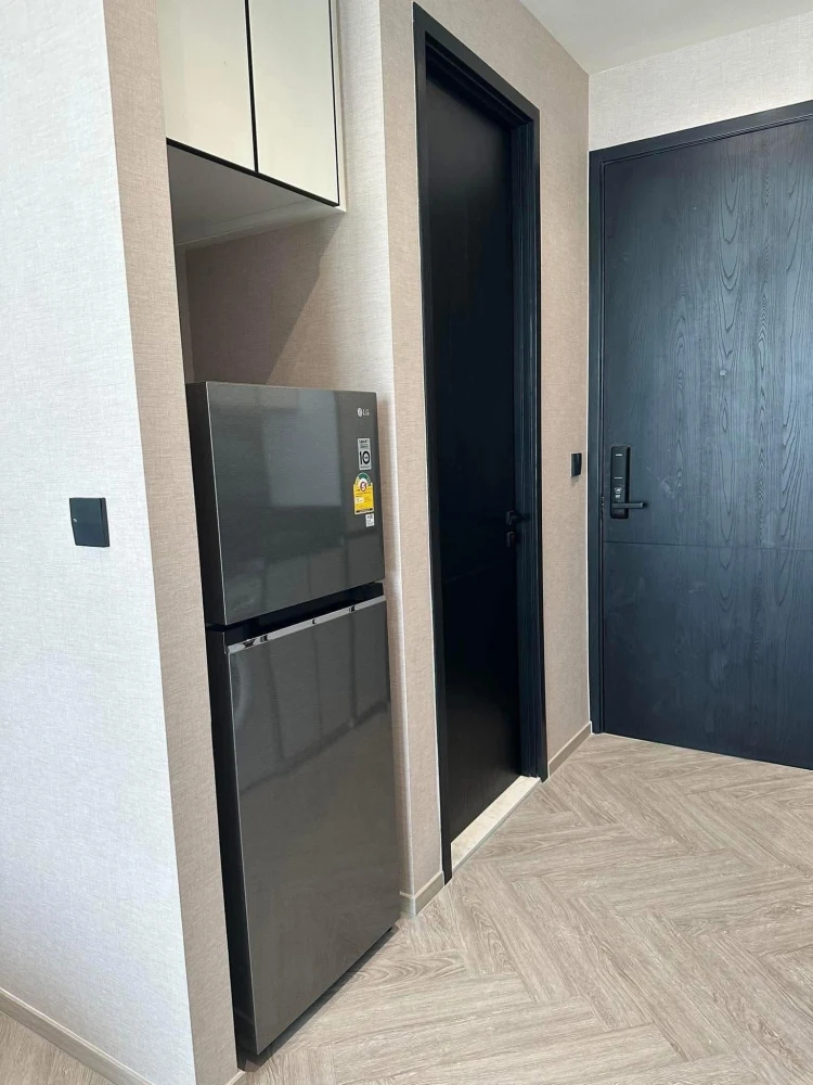 Chapter Charoennakhon-Riverside for rent, a lovely room with a theme-controlled decor and a well-built headboard. Reserve now!