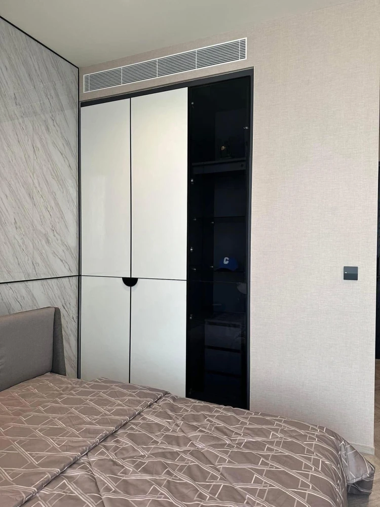 Chapter Charoennakhon-Riverside for rent, a lovely room with a theme-controlled decor and a well-built headboard. Reserve now!