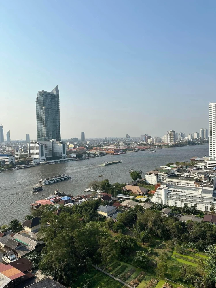 Chapter Charoennakhon-Riverside for rent, a lovely room with a theme-controlled decor and a well-built headboard. Reserve now!