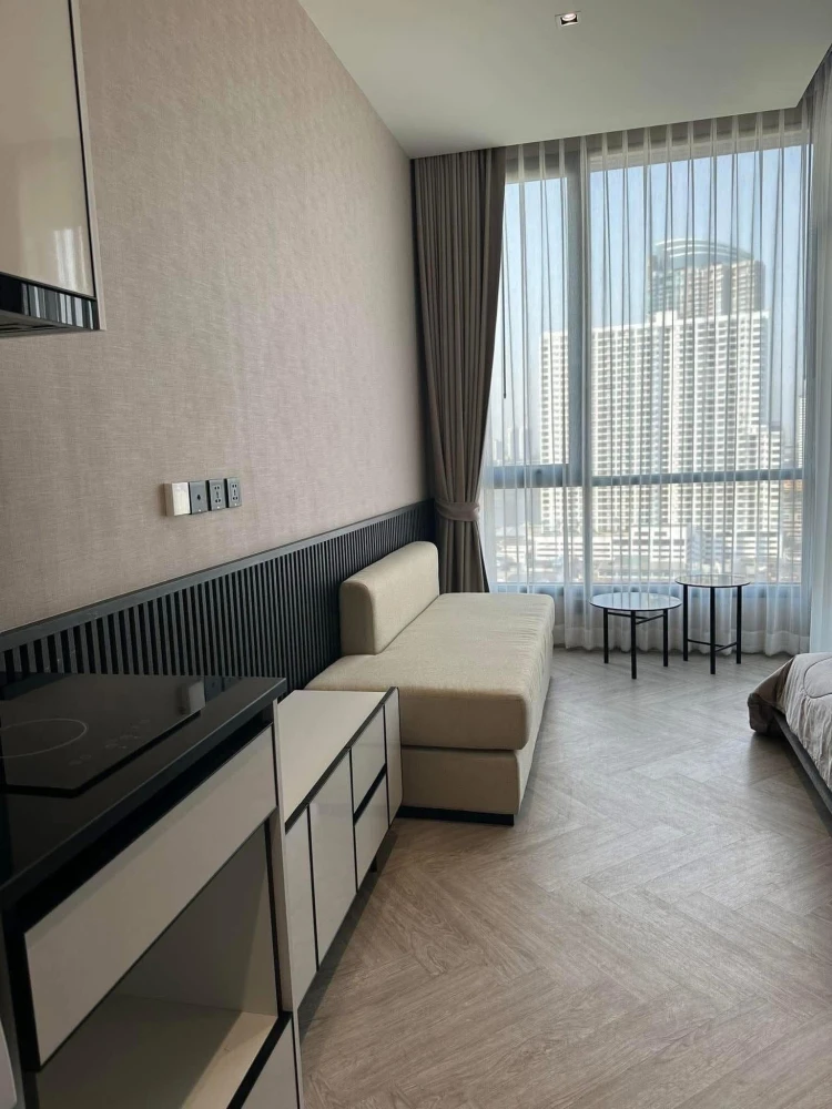 Chapter Charoennakhon-Riverside for rent, a lovely room with a theme-controlled decor and a well-built headboard. Reserve now!