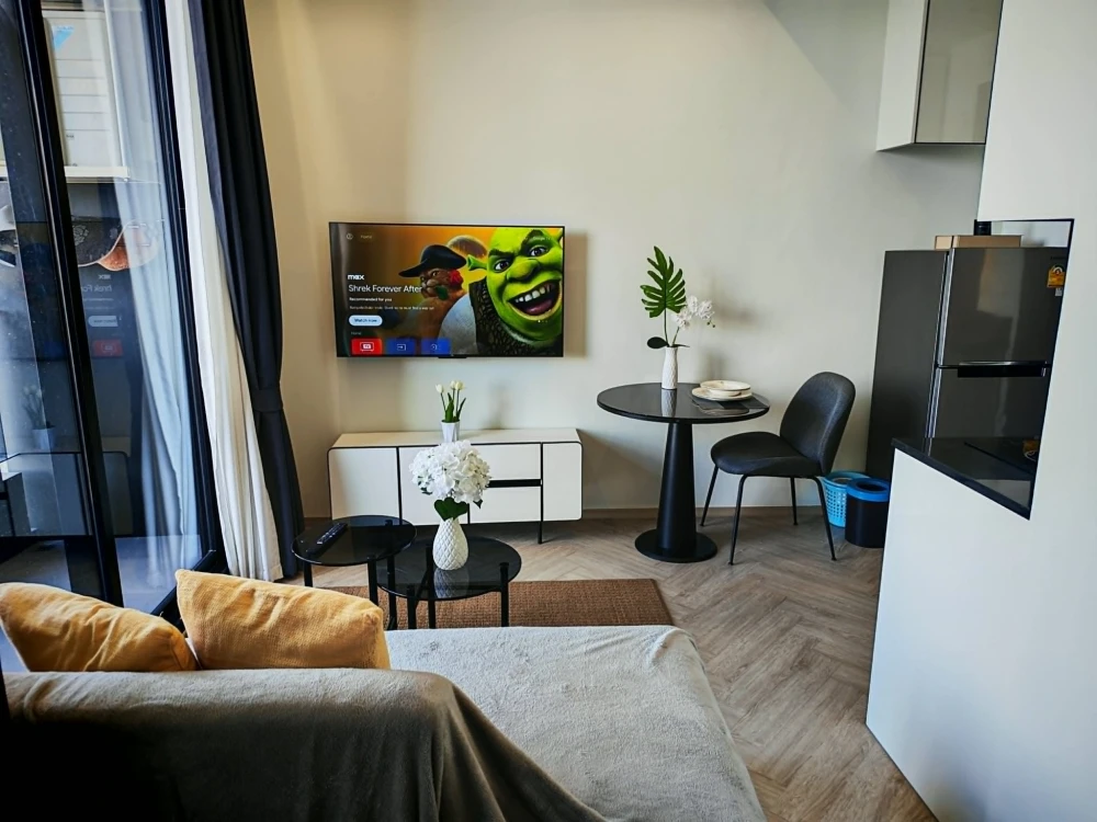 For rent: Chapter Charoennakhon-Riverside, very high floor unit with stunning Chao Phraya River views from both bedroom and living room. Book now!