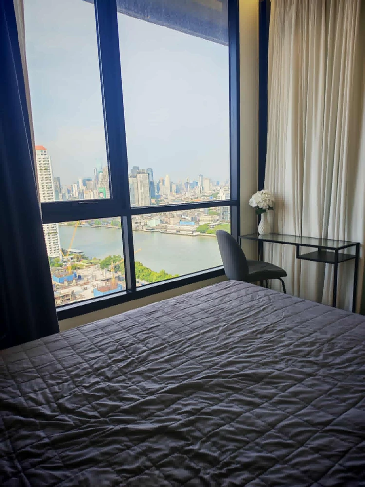 For rent: Chapter Charoennakhon-Riverside, very high floor unit with stunning Chao Phraya River views from both bedroom and living room. Book now!