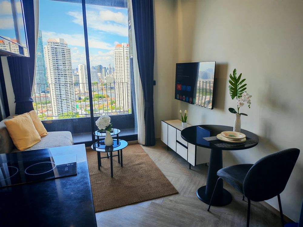 For rent: Chapter Charoennakhon-Riverside, very high floor unit with stunning Chao Phraya River views from both bedroom and living room. Book now!