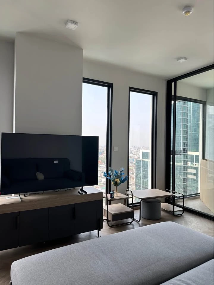 For rent: Chapter Chula Samyan, 26th floor, very high, beautiful city view, lots of usable space, good like this, must book.