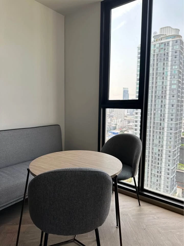 For rent: Chapter Chula Samyan, 26th floor, very high, beautiful city view, lots of usable space, good like this, must book.